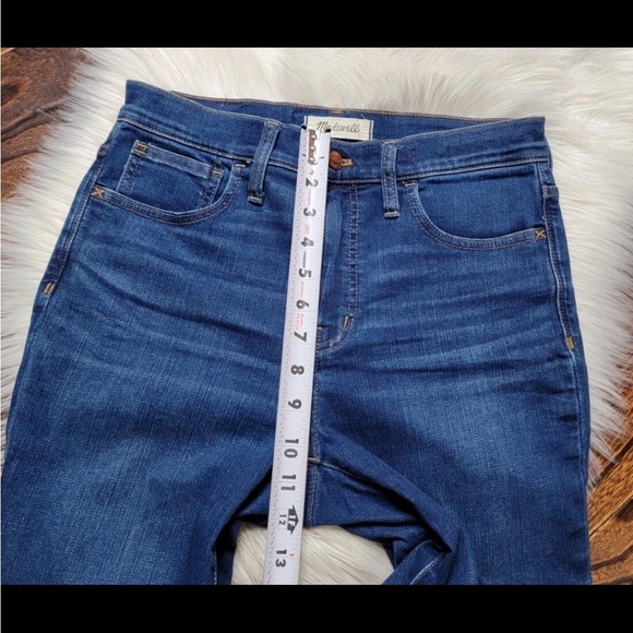 9" Mid-Rise Roadtripper Authentic Jeans in Enfield Wash Womans Size 29 - Picture 7 of 7